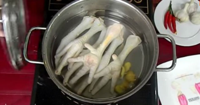 cho chân gà vào nồi luộc