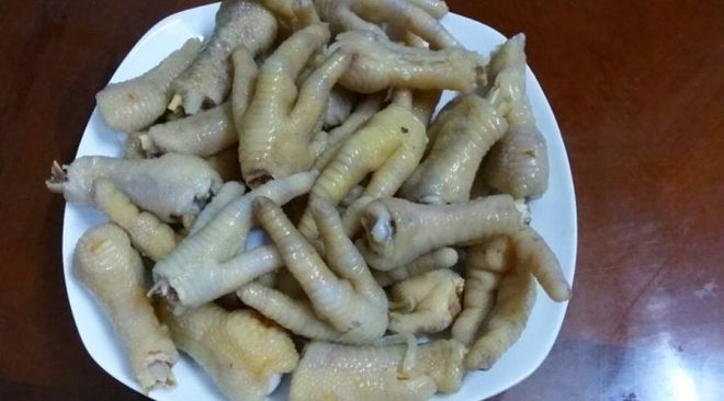 vớt chân gà ra