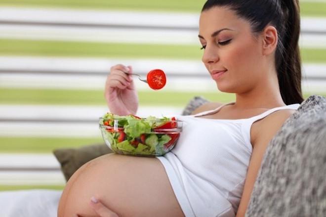chia nhỏ bữa ăn cho bà bầu