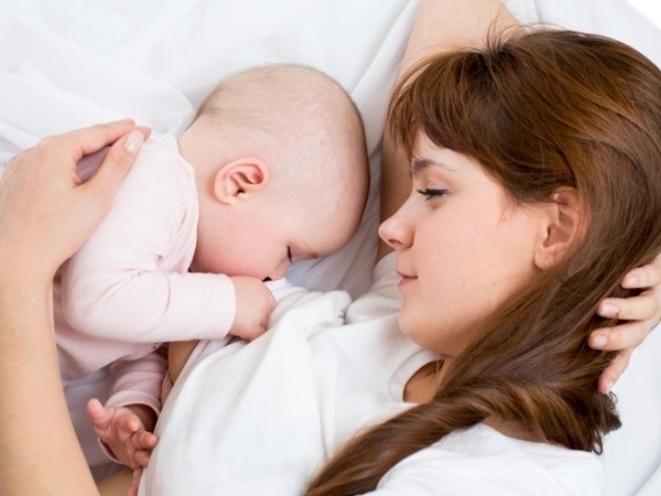 em bé đang bú sữa mẹ