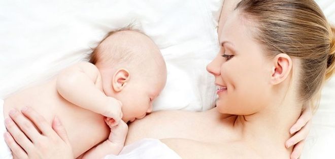 mẹ đang nằm cho bé bú
