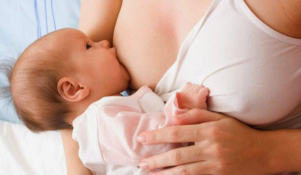 bé đang bú sữa mẹ