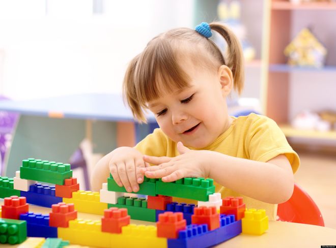 bé chơi đồ chơi xếp hình lego