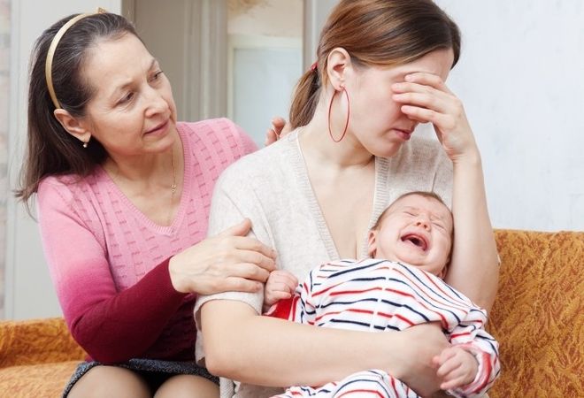 mẹ mệt mỏi vì bé hay khóc