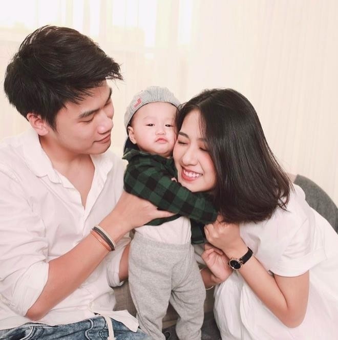 ba mẹ yêu thương âu yếm bé