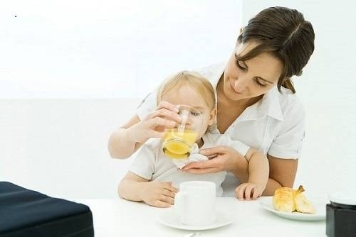 trẻ mấy tháng uống được nước cam