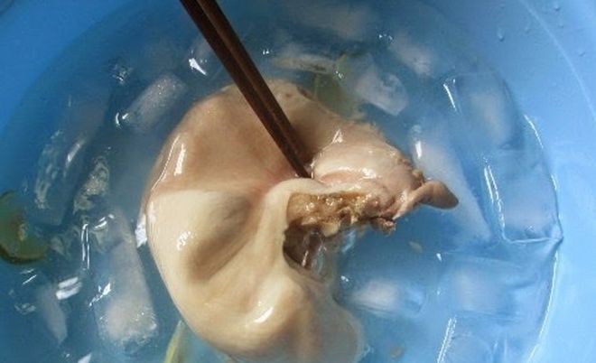 khi lòng chín thì vớt ra cho vào thau nước đá
