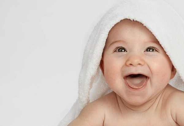 sự phát triển của trẻ 4 tháng tuổi
