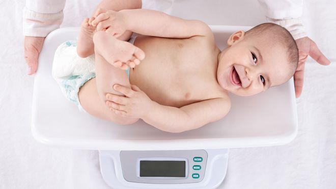 sự phát triển của trẻ 4 tháng tuổi