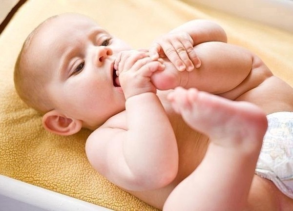sự phát triển của trẻ 4 tháng tuổi
