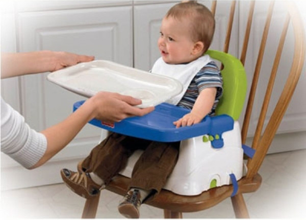 bé ngồi ghế tập ăn dặm