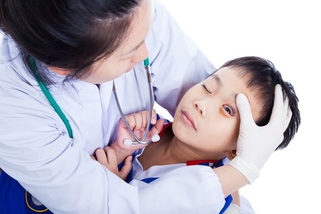 bác sĩ khám mắt bé