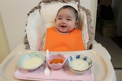 bé cười khi được cho ăn