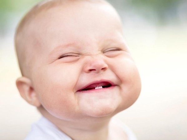 bé trai nhe răng cười