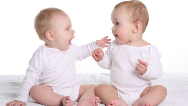 bé đang bi bô tập giao tiếp