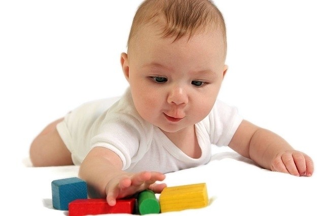 bé đã biết lật và cầm nắm đồ vật