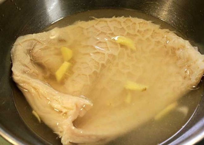 dùng nước mắm làm sạch lòng bò