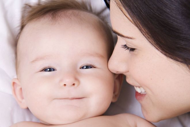 bé đang cười với mẹ