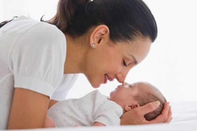 mẹ nựng nịu bé đang ngủ