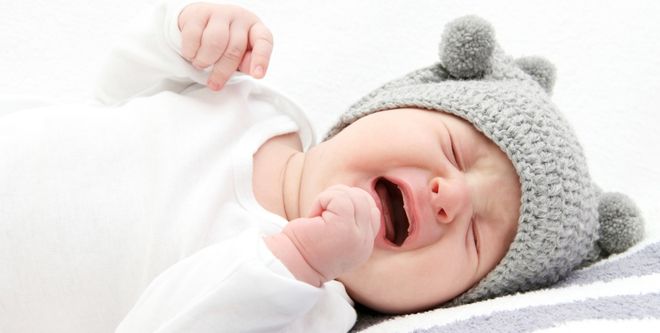 trẻ sơ sinh 8 tuần tuổi hay quấy khóc