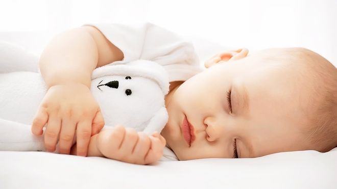 bé ôm gấu bông khi ngủ