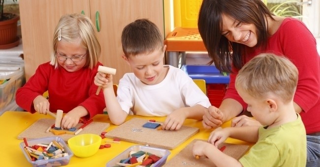 cô giáo hướng dẫn cho bé