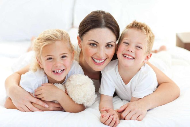 mẹ ôm 2 con vui vẻ