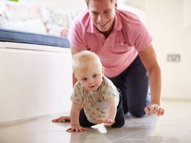 bé đang tập bò cùng với bố
