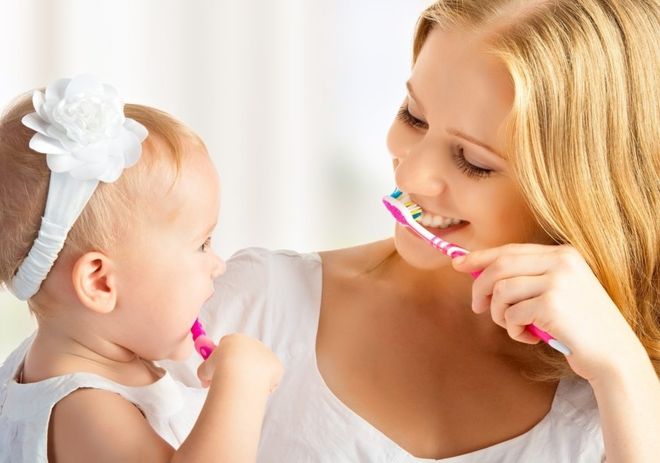 Cha mẹ cần hướng dẫn trẻ đánh răng đúng cách để giữ gìn vệ sinh răng miệng được sạch sẽ và thơm tho