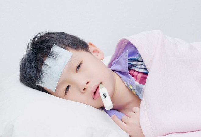 bé lừ đừ vì sốt