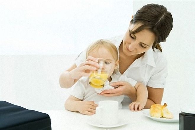 bé uống nước ép