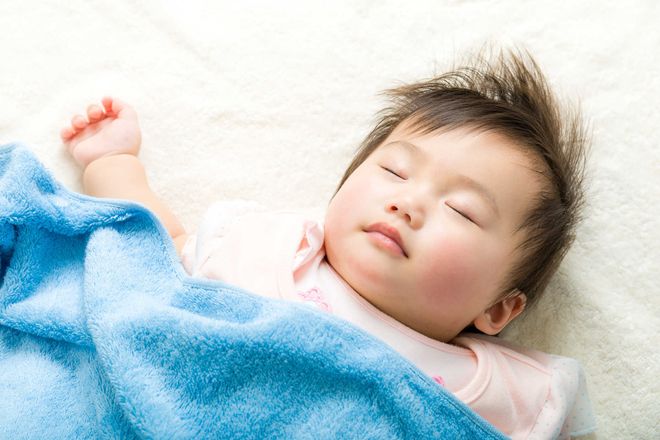 bé ngủ nằm ngửa