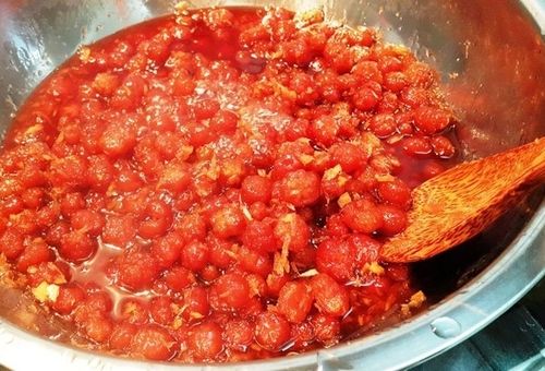 cho gừng và ớt vào sên cùng đường