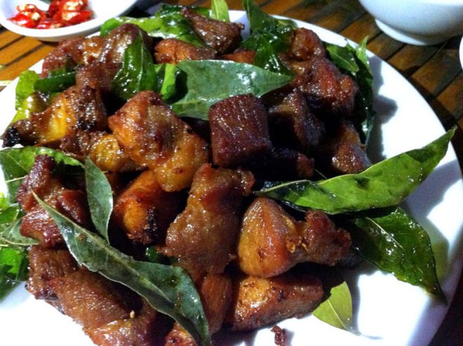cách rán thịt lợn với lá mắc mật