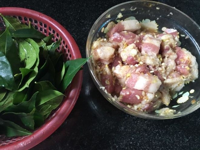 nguyên liệu rán thịt lợn với lá mắc mật