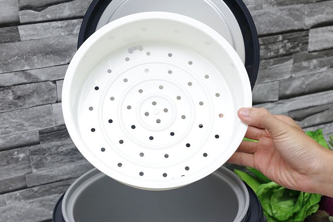 mỗi nồi cơm điện có một lồng hấp bằng nhựa riêng