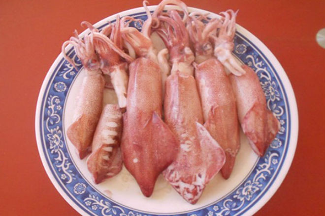 nguyên liệu hấp mực ống với nước dừa