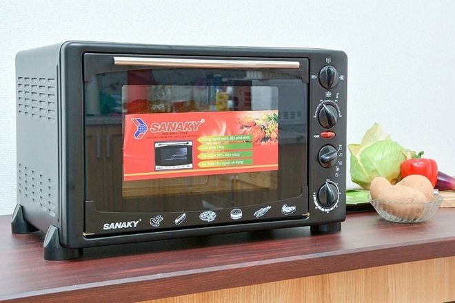 cho vụn bánh mì vào lò nướng