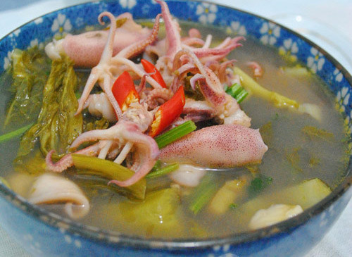 canh mực dưa chua