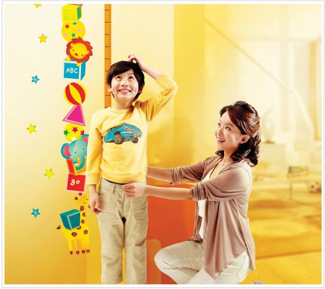 mẹ và con trai đo chiều cao