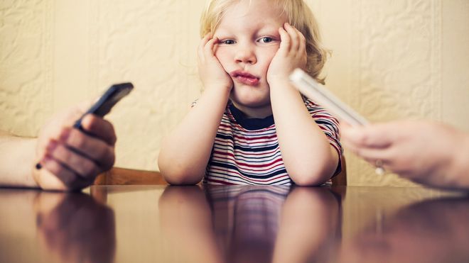 bé xa cách bố mẹ