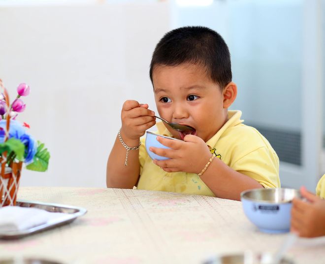 bé trai tự xúc ăn