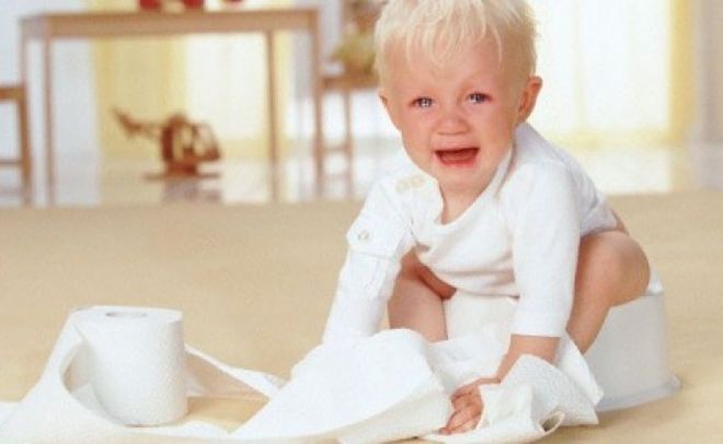 bé khóc vì bị táo bón