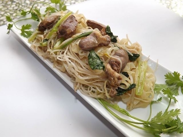 bún khô xào lòng gà