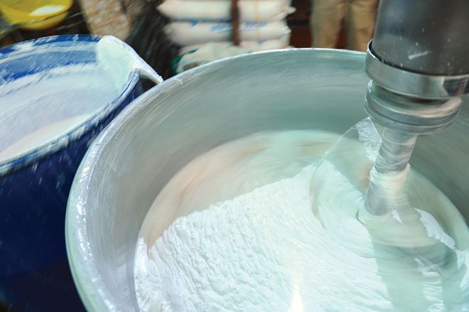 đổ bột gạo xay ra
