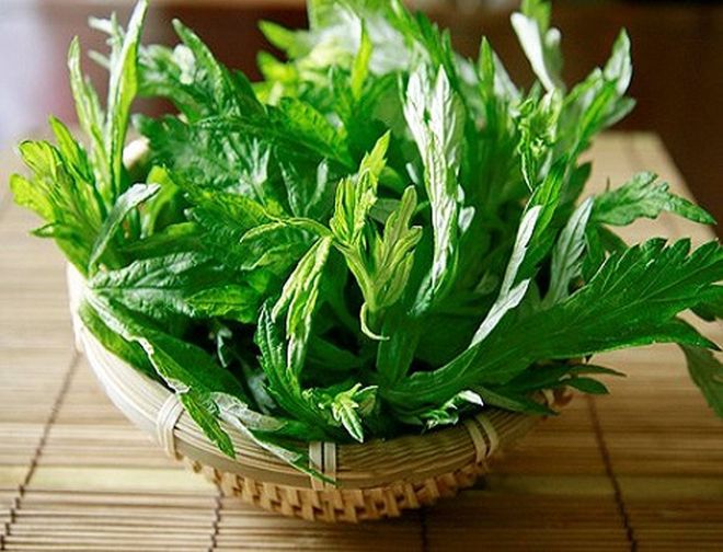 Sử dụng ngải cứu với muối hột để giảm đau lưng ở bà bầu