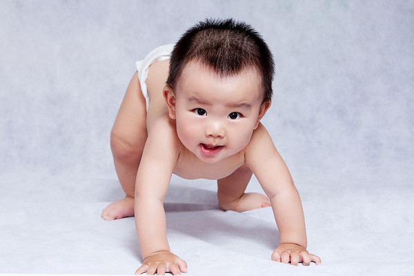 bé 9 tháng chưa biết bò