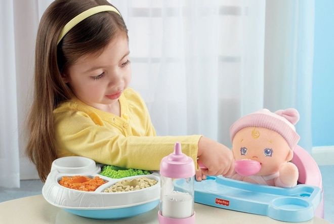 bé phát triển bình thường có thể chơi giả vờ