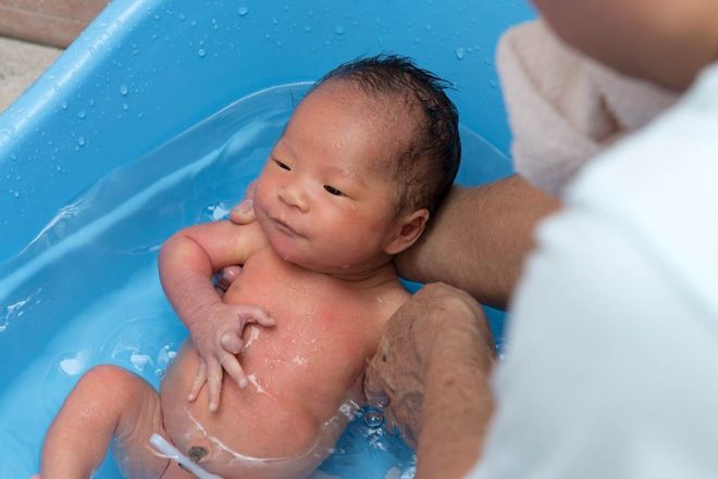 có nên tắm cho trẻ sơ sinh hàng ngày