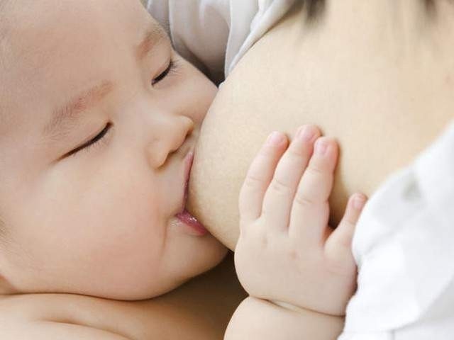 em bé uống nước